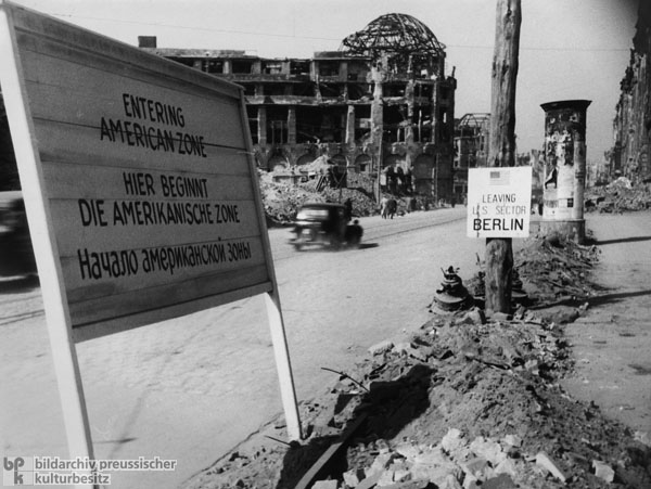Kennzeichnung der Sektorengrenzen im zerstörten Berlin (1945)